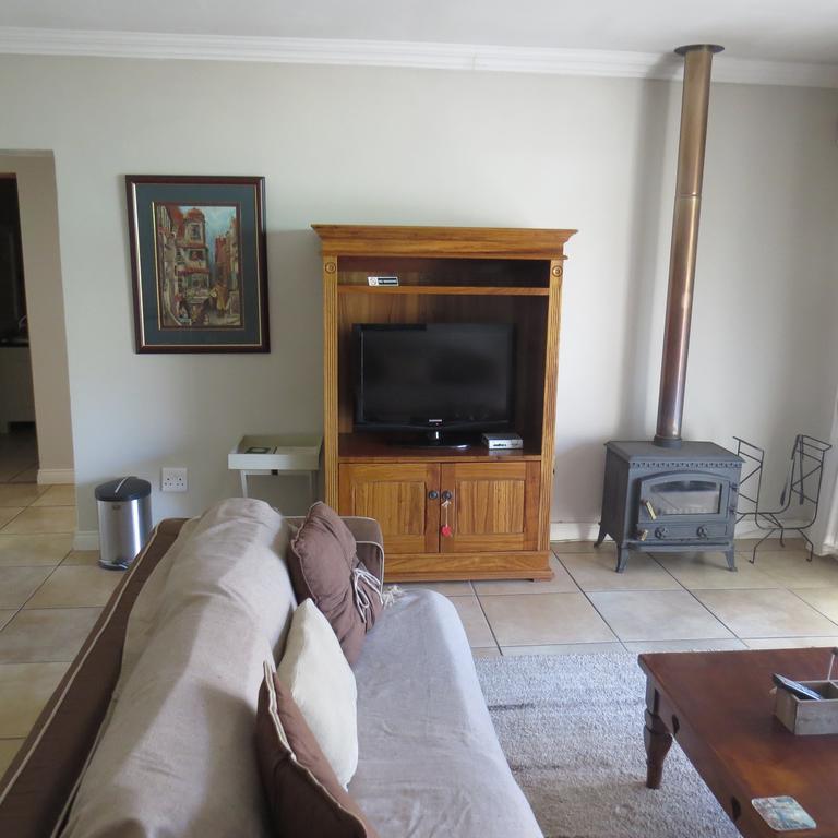 Bella Vista Self Catering Guest House คลาเรนส์ ภายนอก รูปภาพ