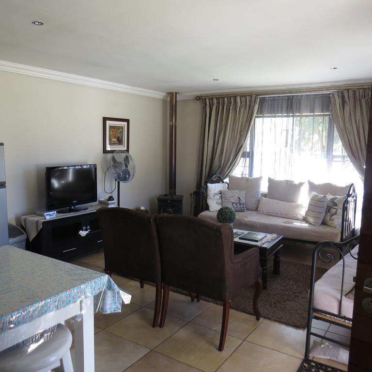 Bella Vista Self Catering Guest House คลาเรนส์ ภายนอก รูปภาพ