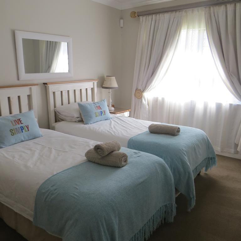 Bella Vista Self Catering Guest House คลาเรนส์ ภายนอก รูปภาพ