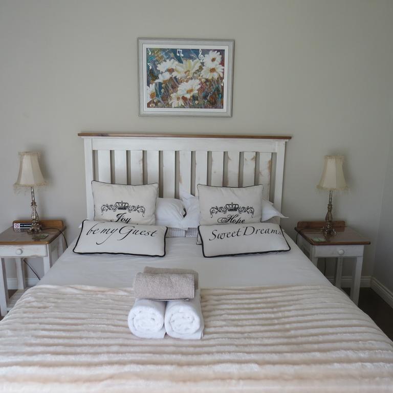 Bella Vista Self Catering Guest House คลาเรนส์ ภายนอก รูปภาพ