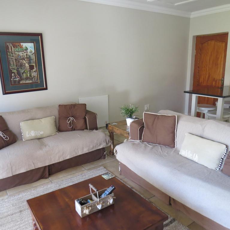 Bella Vista Self Catering Guest House คลาเรนส์ ภายนอก รูปภาพ