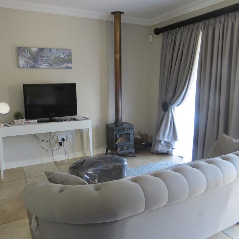 Bella Vista Self Catering Guest House คลาเรนส์ ภายนอก รูปภาพ