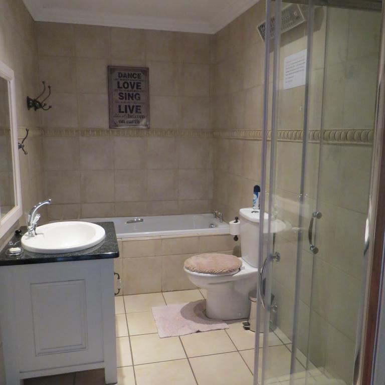 Bella Vista Self Catering Guest House คลาเรนส์ ภายนอก รูปภาพ