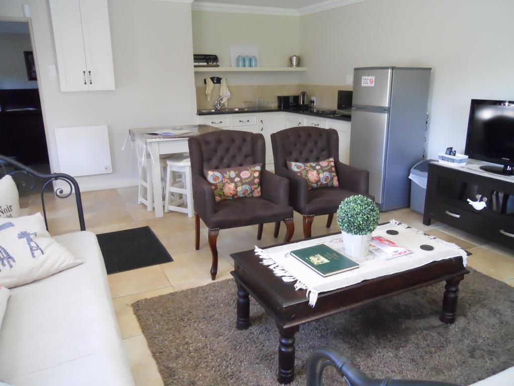 Bella Vista Self Catering Guest House คลาเรนส์ ภายนอก รูปภาพ