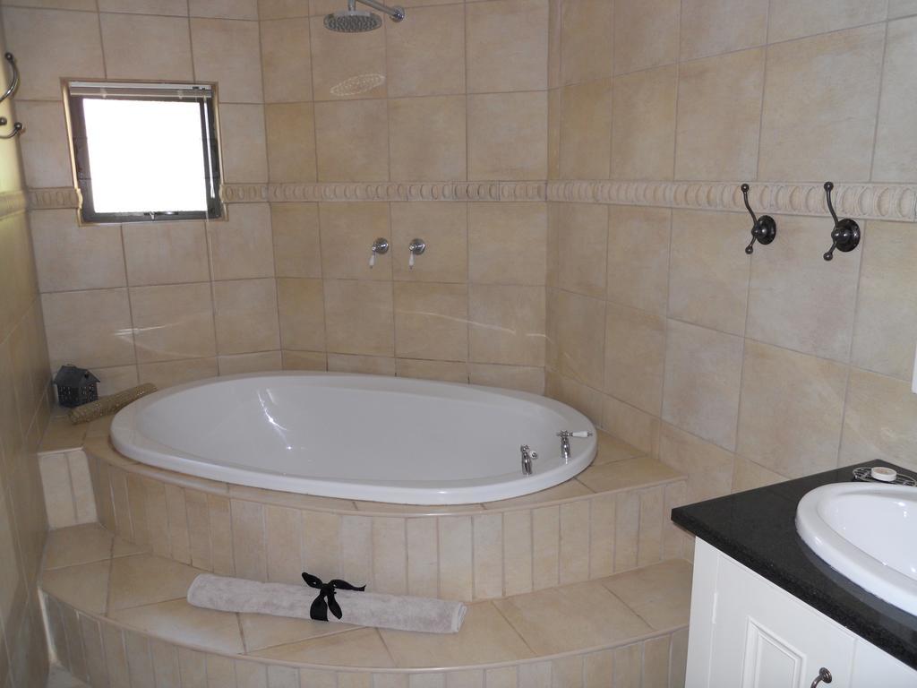 Bella Vista Self Catering Guest House คลาเรนส์ ภายนอก รูปภาพ