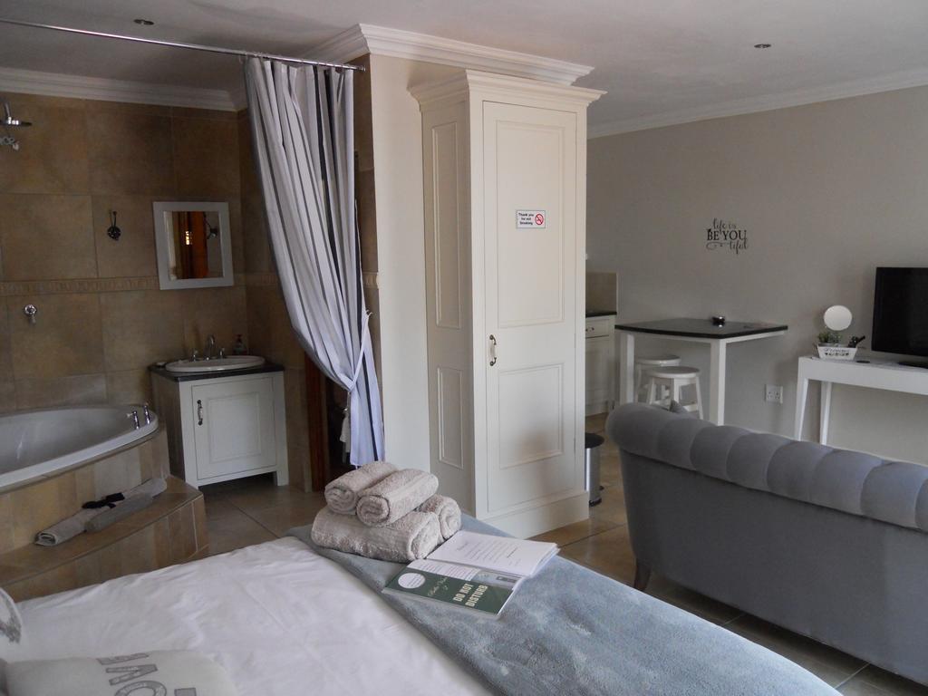 Bella Vista Self Catering Guest House คลาเรนส์ ภายนอก รูปภาพ